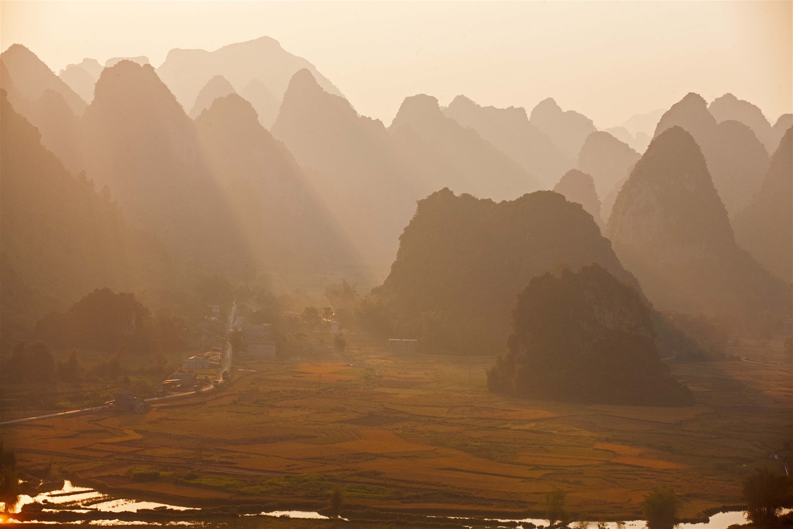 Kỳ I: Đuổi nắng trên những thửa ruộng nơi cuối trời đất Việt