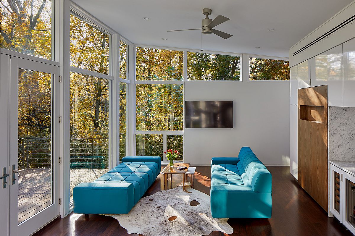 Cây xanh bên ngoài mang đến sự thanh bình cho không gian phòng khách.