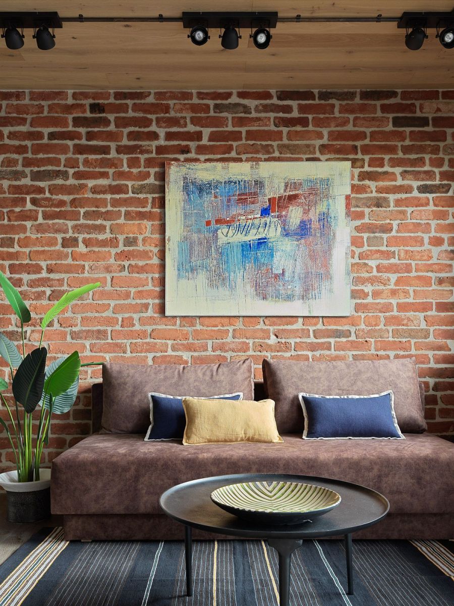 Phòng khách đầy kết cấu với một bức tường gạch tạo nên sự phong cách và hiện đại.