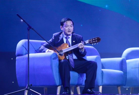 Ông Lê Viết Hải đang trình bày ca khúc do mình sáng tác-Trang Sử Vàng tại buổi lễ.