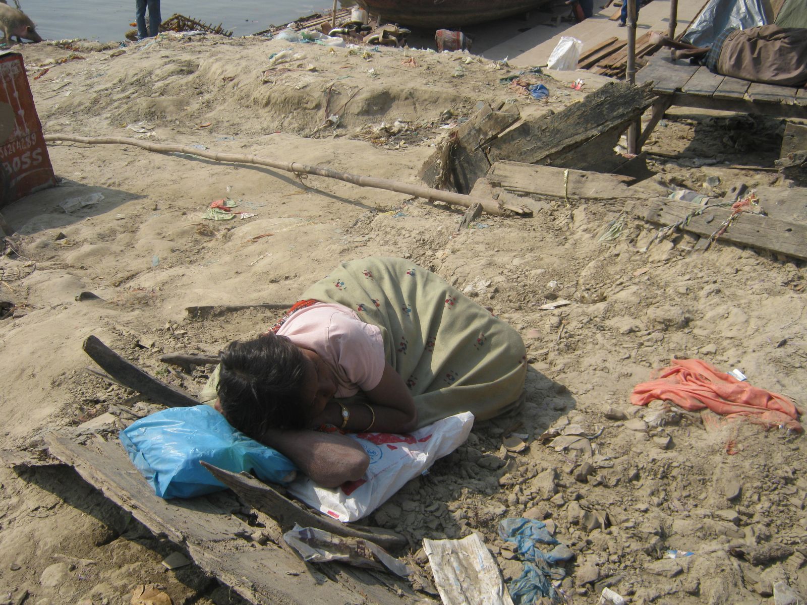 Một người ngủ bên vệ sông Hằng ( ảnh HVH)
