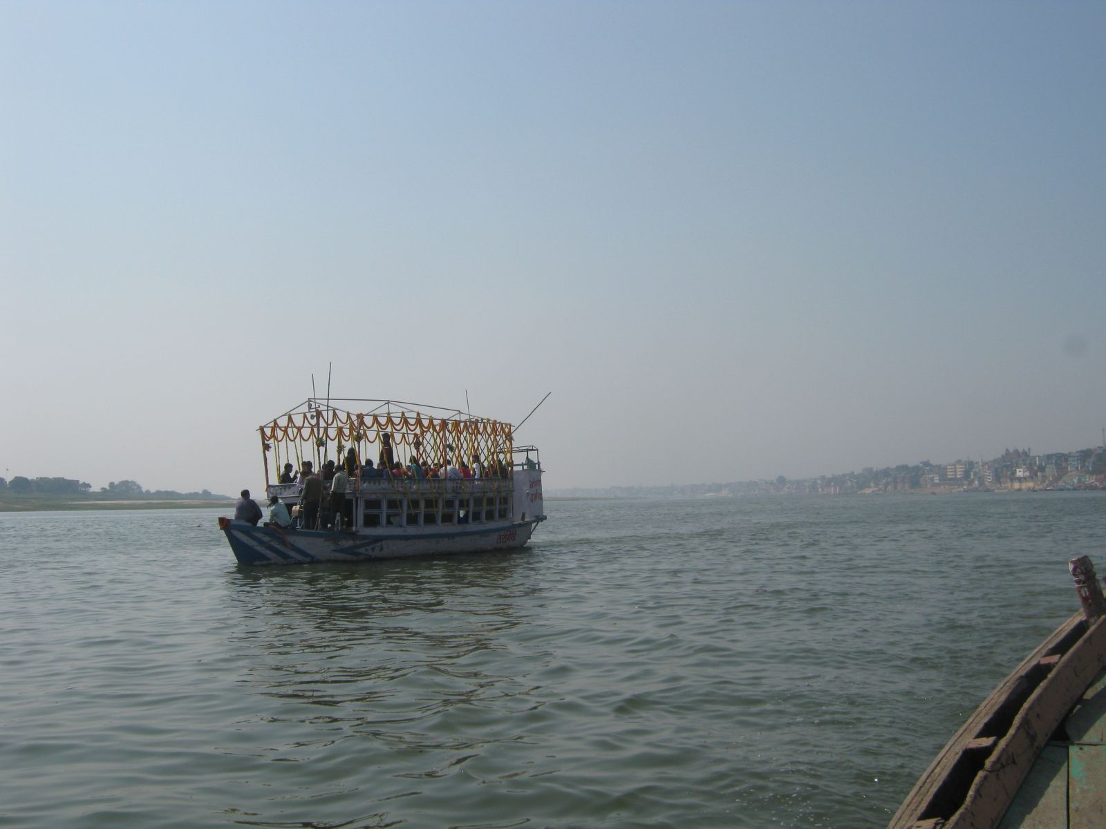 Tàu du lịch trên sông Hằng ( ảnh HVH)