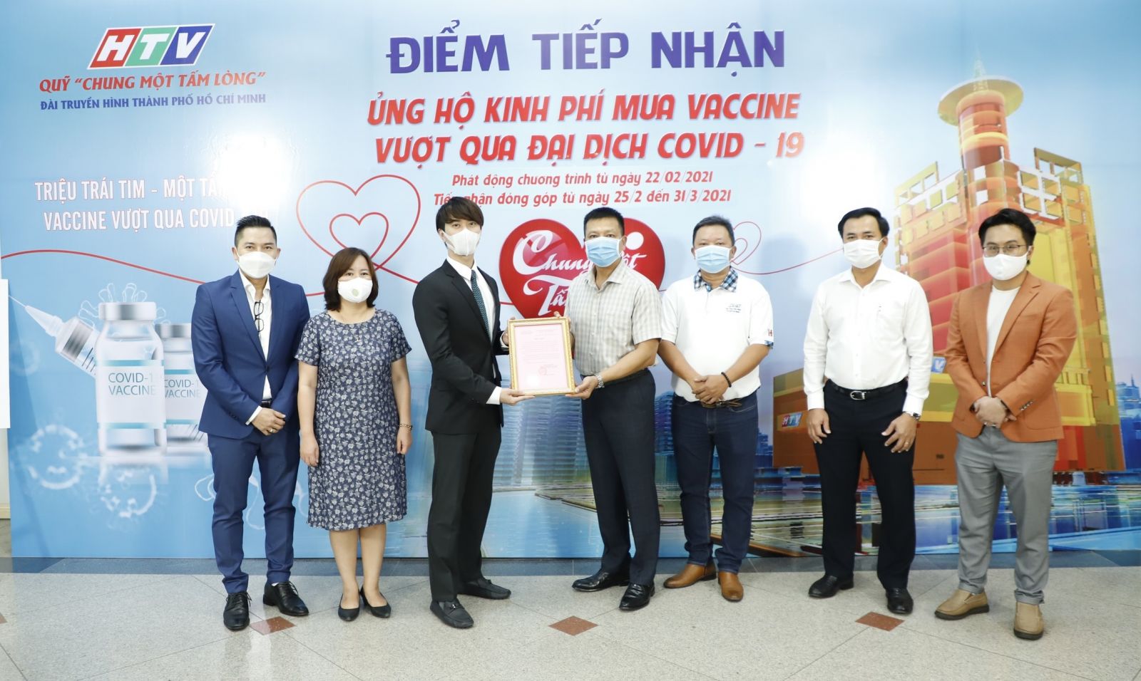 Ông Phạm Danh – Phó TGĐ Van Phuc Group nhận thư cảm ơn của Đài TH HTV - Ảnh: XT