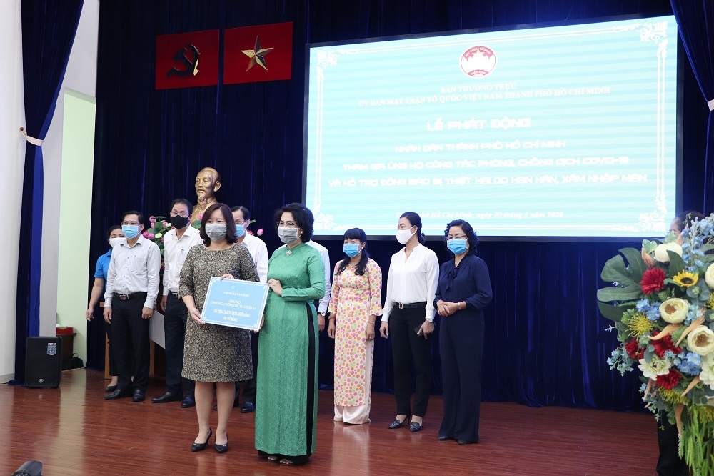 Đại diện Van Phuc Group trao ủng hộ 3 tỷ đồng cho MTTQ Việt Nam TP.HCM chống dịch Covid - 19 - Ảnh: ĐP