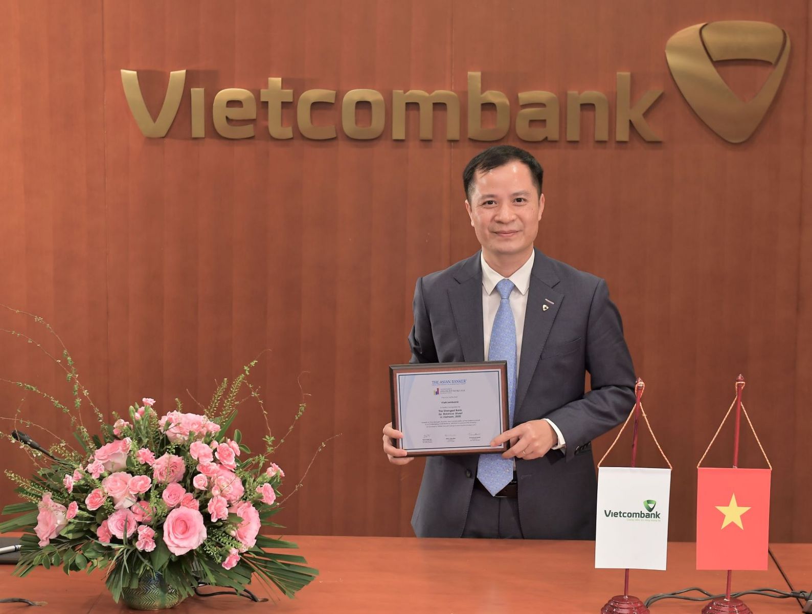 Đại diện Vietcombank – ông Lê Hoàng Tùng – Kế toán trưởng nhận danh hiệu