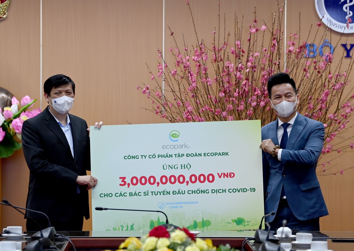 Ông Trần Quốc Việt – Tổng Giám đốc Ecopark (bên phải) trao tặng 3 tỷ đồng cho các bác sĩ tuyến đầu chống dịch Covid-19