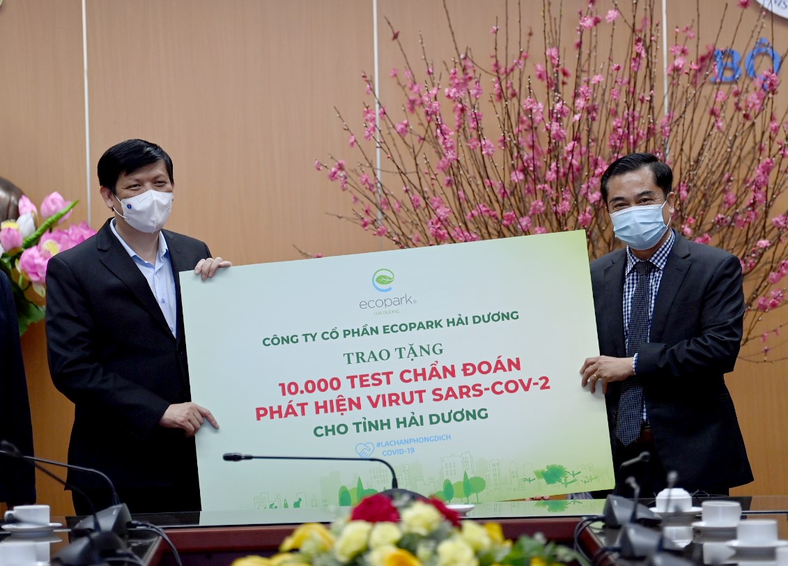 Ông Nguyễn Công Hồng - Tổng giám đốc công ty cổ phần Ecopark Hải Dương trao tặng 10,000 test chuẩn đoán Covid-19