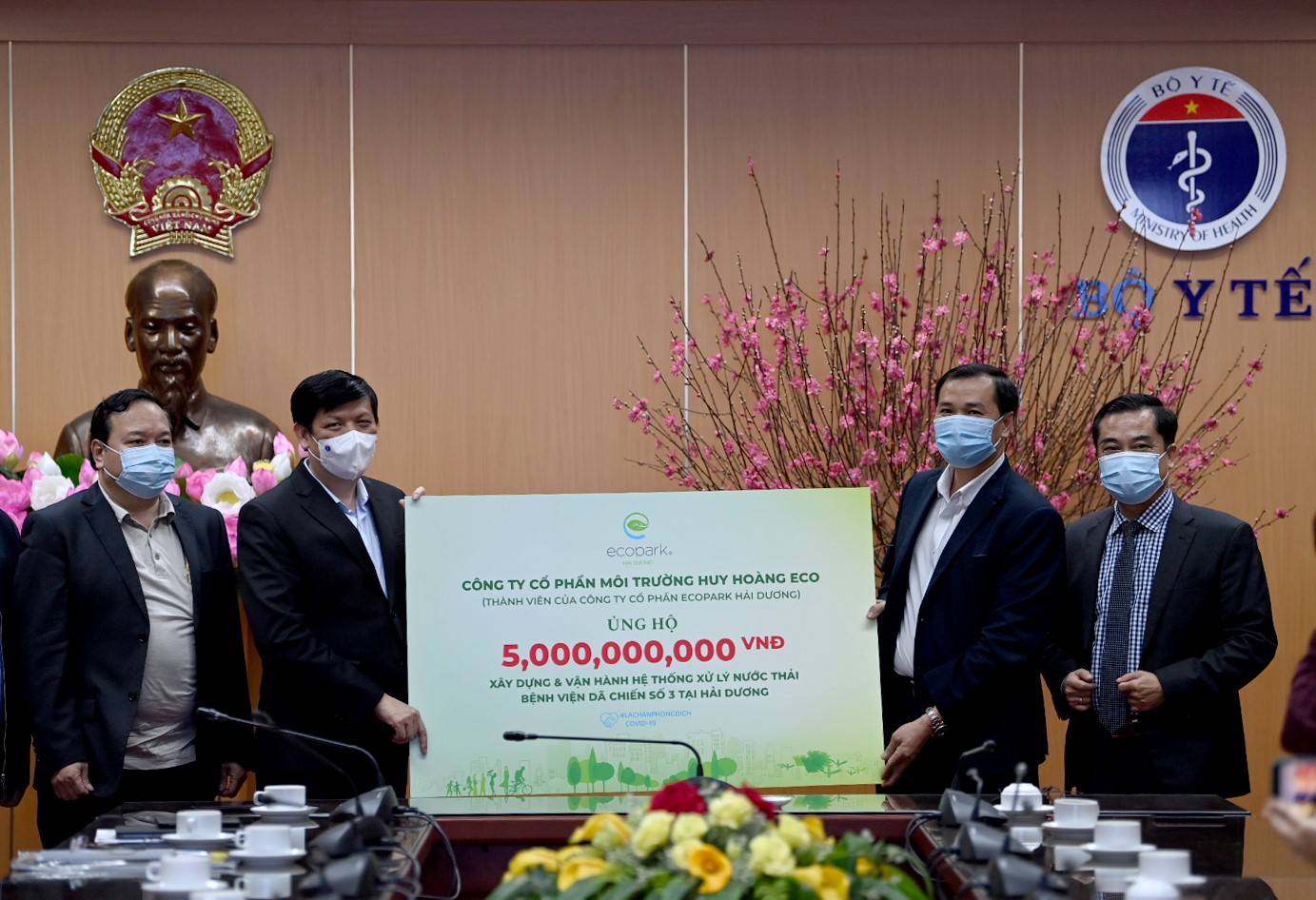 Ông Phùng Quang Huy - Tổng Giám đốc Công ty Cổ phần Môi trường Huy Hoàng Eco (thứ hai từ bên phải) trao tặng 5 tỷ đồng tài trợ trạm xử lý nước thải y tế bệnh viện dã chiến 3 tại Hải Dương