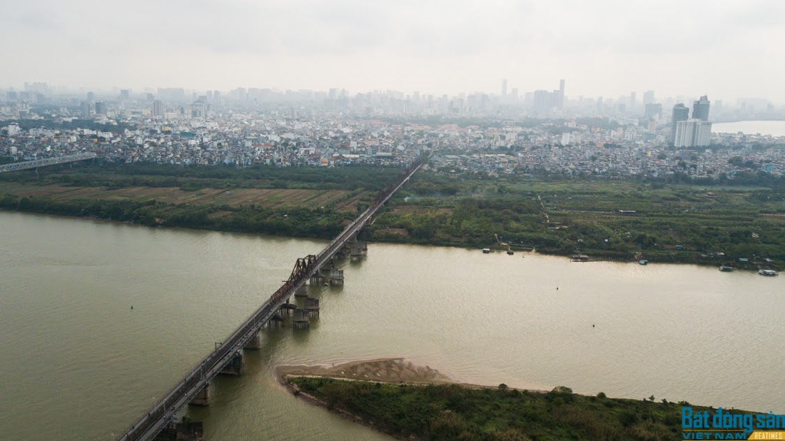 Sông Hồng có vai trò quan trọng đối với việc phát triển kinh tế, chính trị, xã hội của Hà Nội.