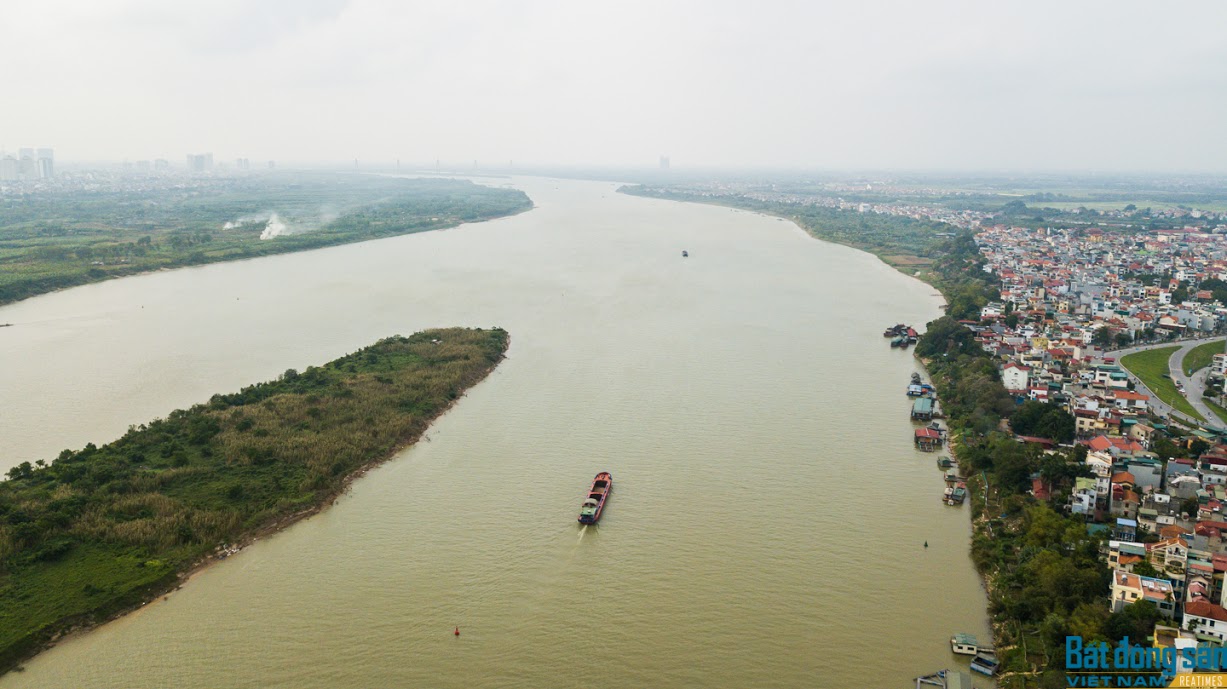 Sông Hồng gắn chặt tên mình với Hà Nội, một đô thị lớn và lâu đời của Việt Nam. 