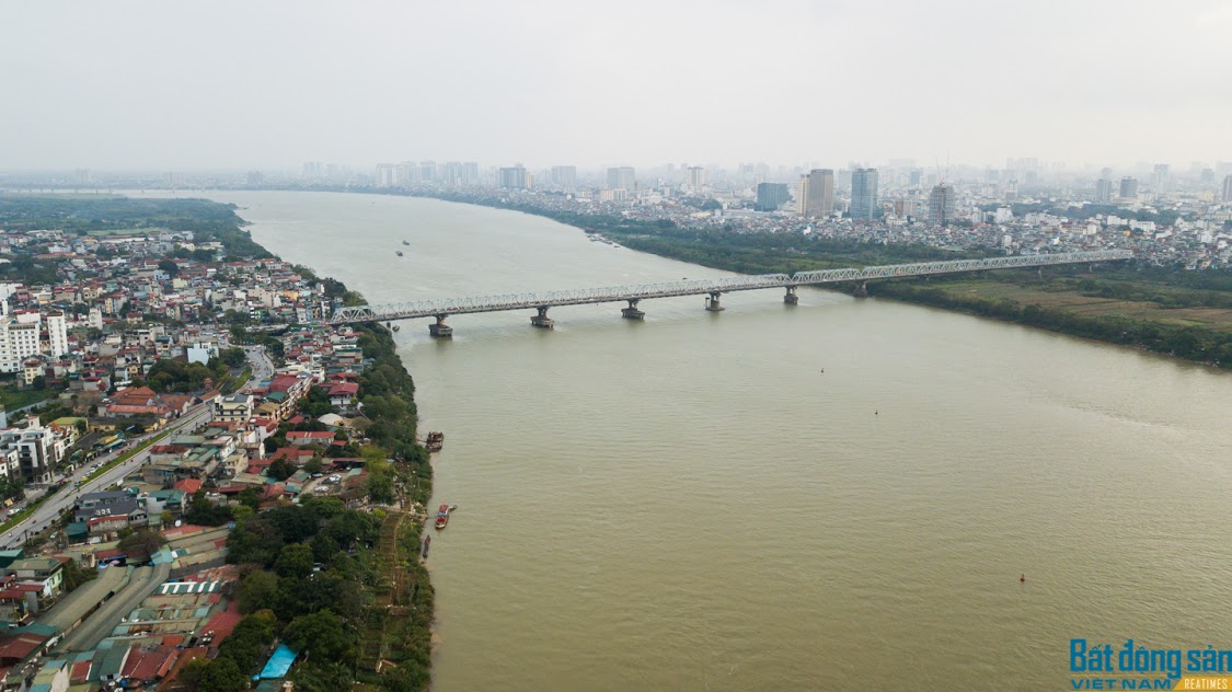 Sông Hồng có vai trò quan trọng đối với việc phát triển kinh tế, chính trị, xã hội của Hà Nội.