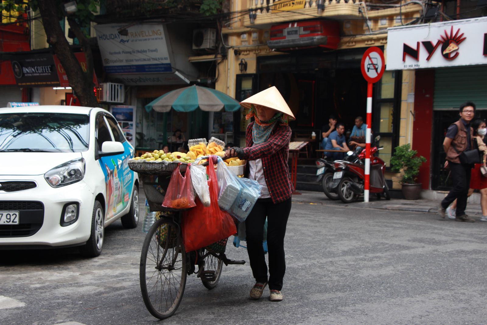 Người thu nhập thấp mưu sinh trên phố ở Hà Nội.