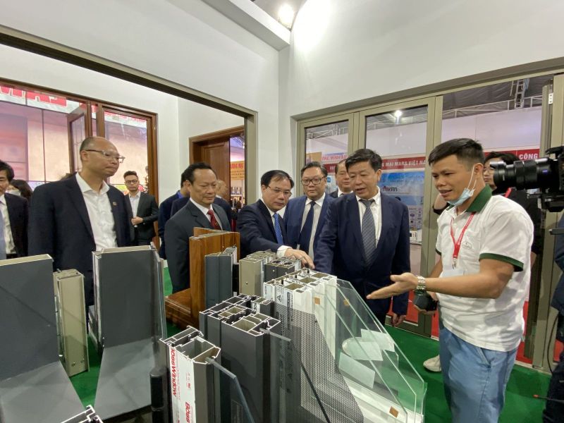 Thứ trưởng Bộ Xây dựng Nguyễn Văn Sinh tham quan gian hàng triển lãm.