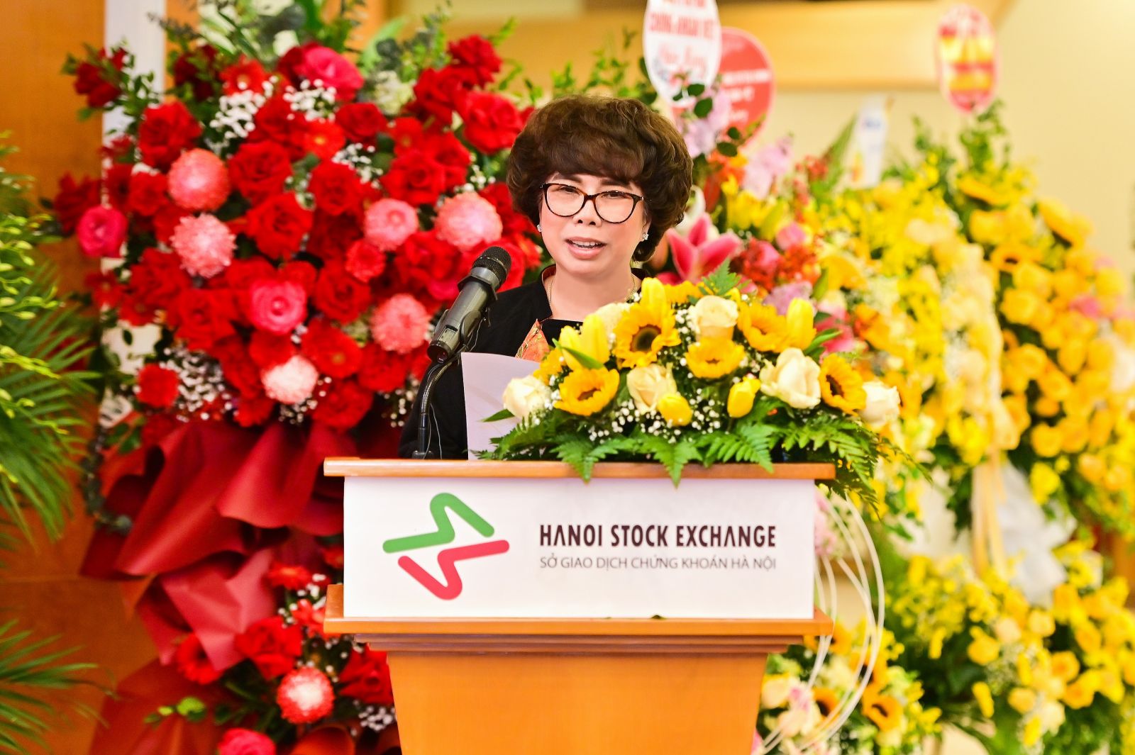 Bà Thái Hương - Anh hùng Lao động, Phó Chủ tịch HĐQT, Tổng Giám đốc BAC A BANK phát biểu trong buổi lễ
