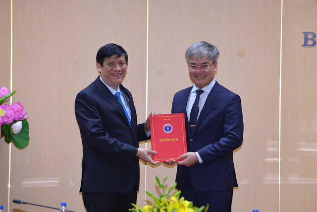 Bộ trưởng Nguyễn Thanh Long trao Quyết định điều động, bổ nhiệm chức vụ Tổng Biên tập Báo Sức khoẻ và Đời sống đối với ông Trần Tuấn Linh