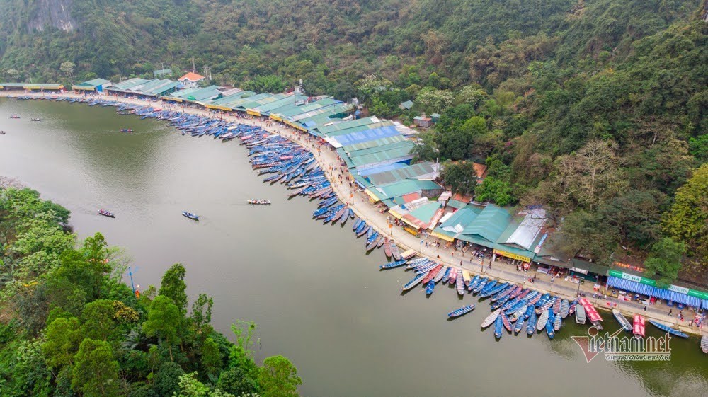 Hàng nghìn thuyền neo đậu tại khu vực chùa Hương trong ngày mở cửa đón khách trở lại (13/3)