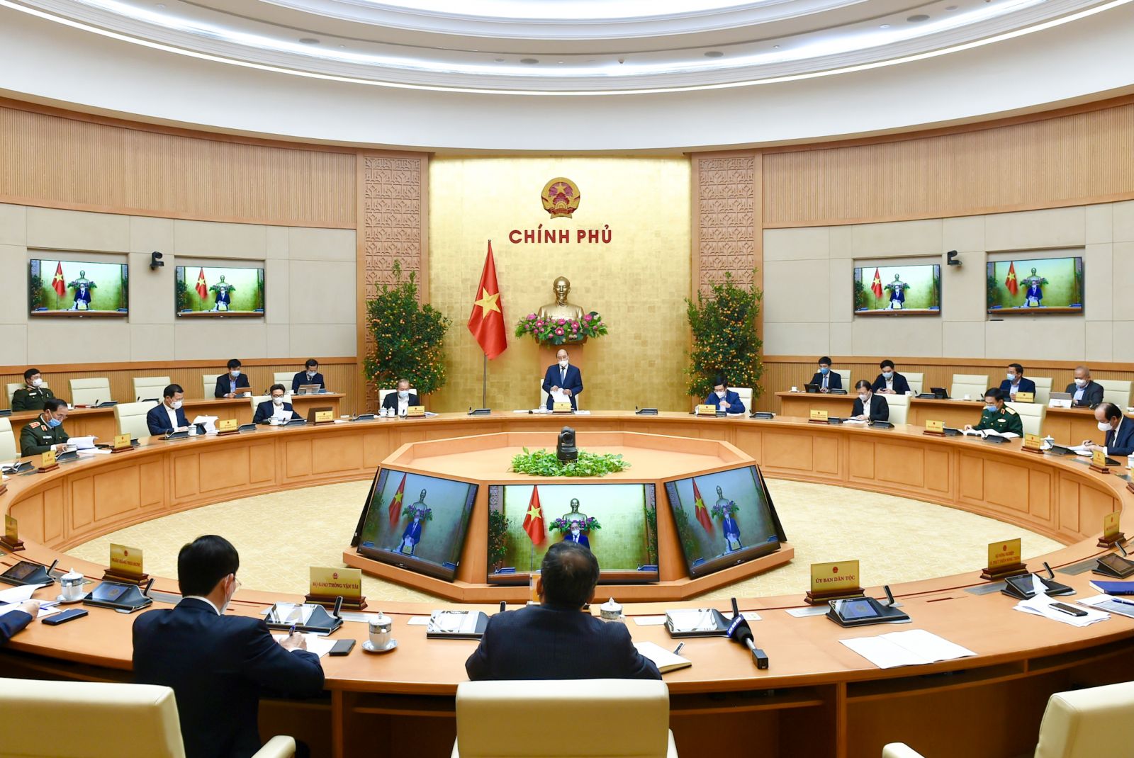 Thủ tướng Nguyễn Xuân Phúc chủ trì cuộc họp Thường trực Chính phủ ngày 17/2