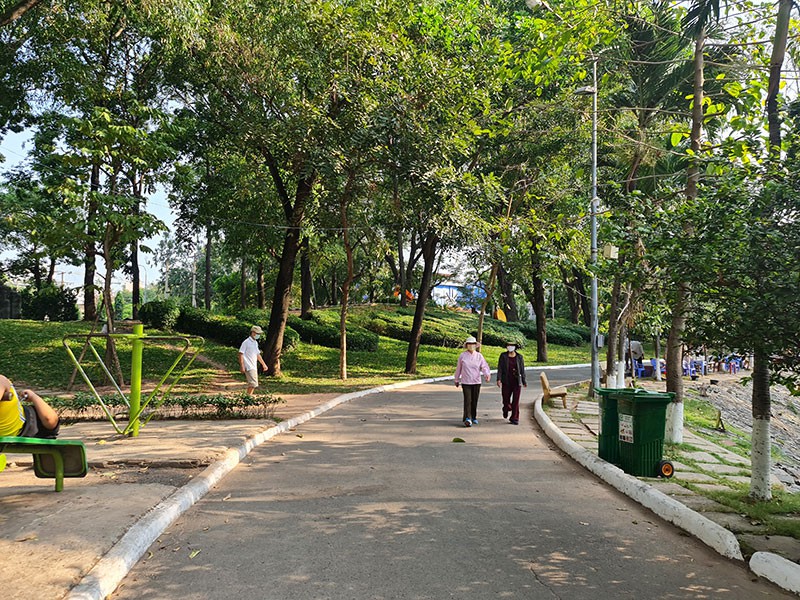 Người dân tập thể dục tại Công viên Lê Thị Riêng (quận 10) chiều mùng 6 tết