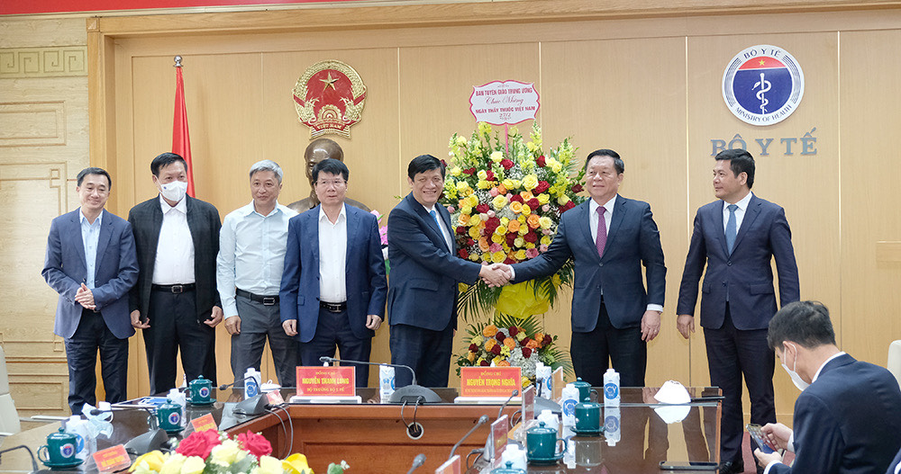 Thay mặt ngành y tế, Bộ trưởng Bộ Y tế Nguyễn Thanh Long gửi lời cảm ơn Trưởng ban Tuyên giáo Trung ương đã dành sự quan tâm sâu sắc đến các cán bộ ngành y nhân ngày 27/2