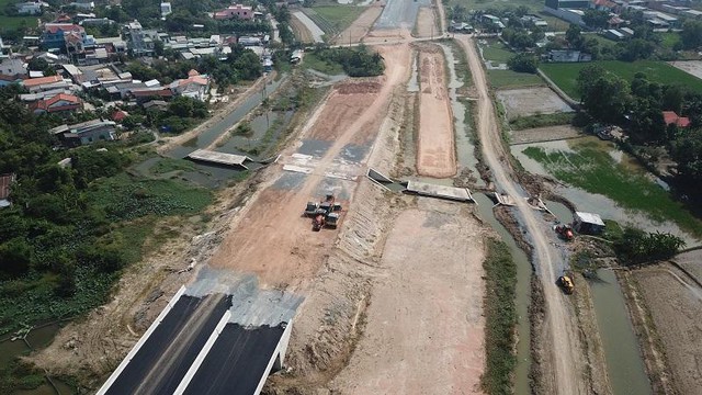 Một đoạn đường cao tốc Bến Lức - Long Thành thi công dang dở qua địa phận huyện Bình Chánh, TP.HCM.