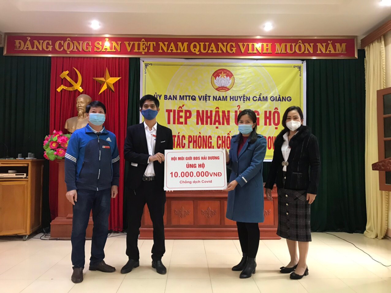 Văn phòng Hội Môi giới BĐS Việt Nam tại Hải Dương trao tiền ủng hộ Hải Dương chống dịch. 