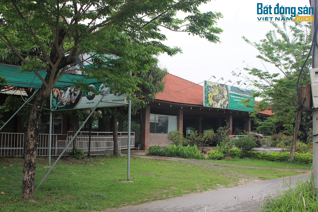 Nhà hàng kiên cố trong Khu đất khai thác tạm thời tại Công viên thể thao cây xanh Hà Đông.