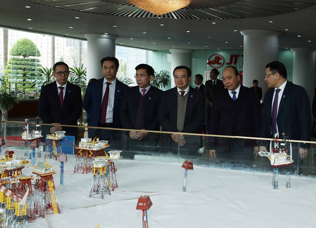 Thủ tướng Nguyễn Xuân Phúc xem sa bàn các khu vực đầu tư, khai thác của Tập đoàn Dầu khí Quốc gia Việt Nam