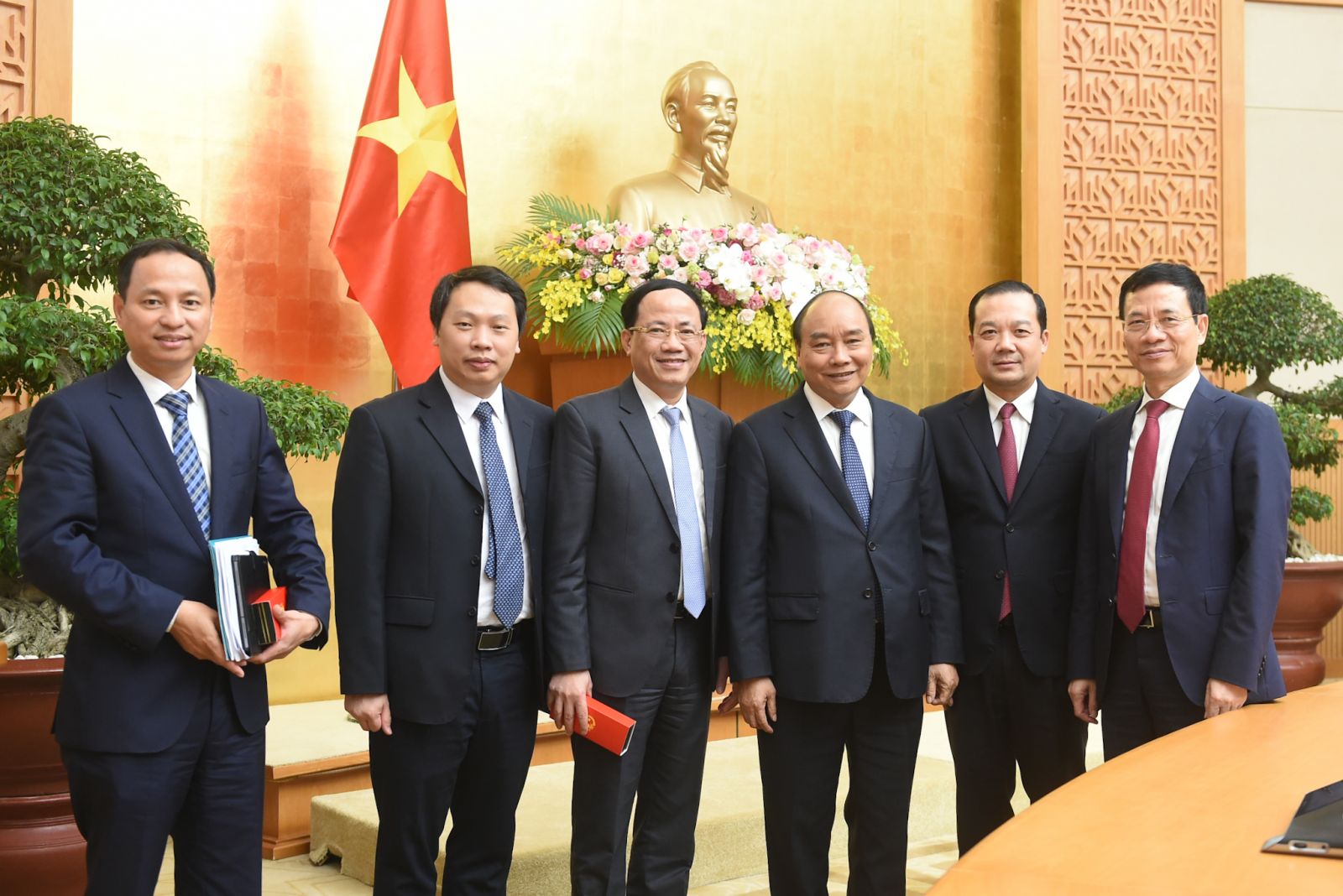 Thủ tướng Nguyễn Xuân Phúc chụp ảnh cùng các đại biểu tham dự phiên họp Ủy ban quốc gia về Chính phủ điện tử
