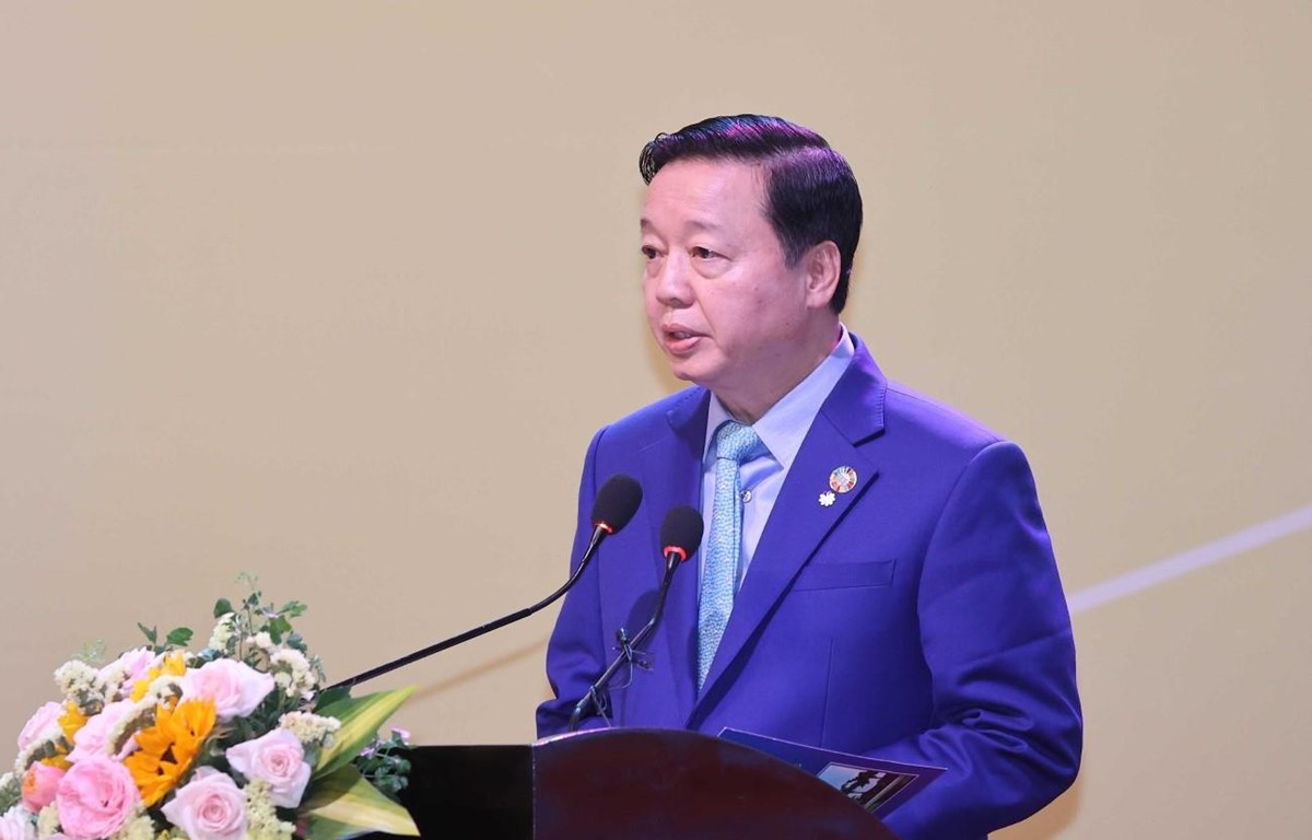 Bộ trưởng Bộ Tài nguyên và Môi trường Trần Hồng Hà trình bày báo cáo đánh giá 3 năm thực hiện Nghị quyết số 120/NQ-CP.