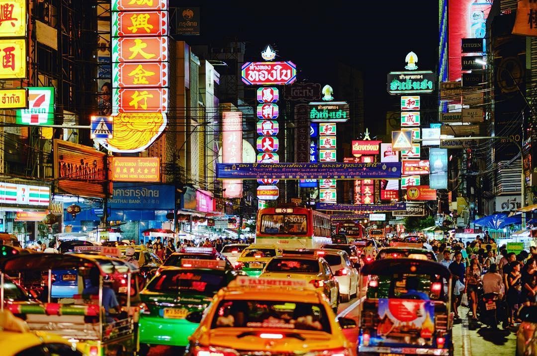 Các tuyến phố Bangkok về đêm hoạt động rất nhộn nhịp