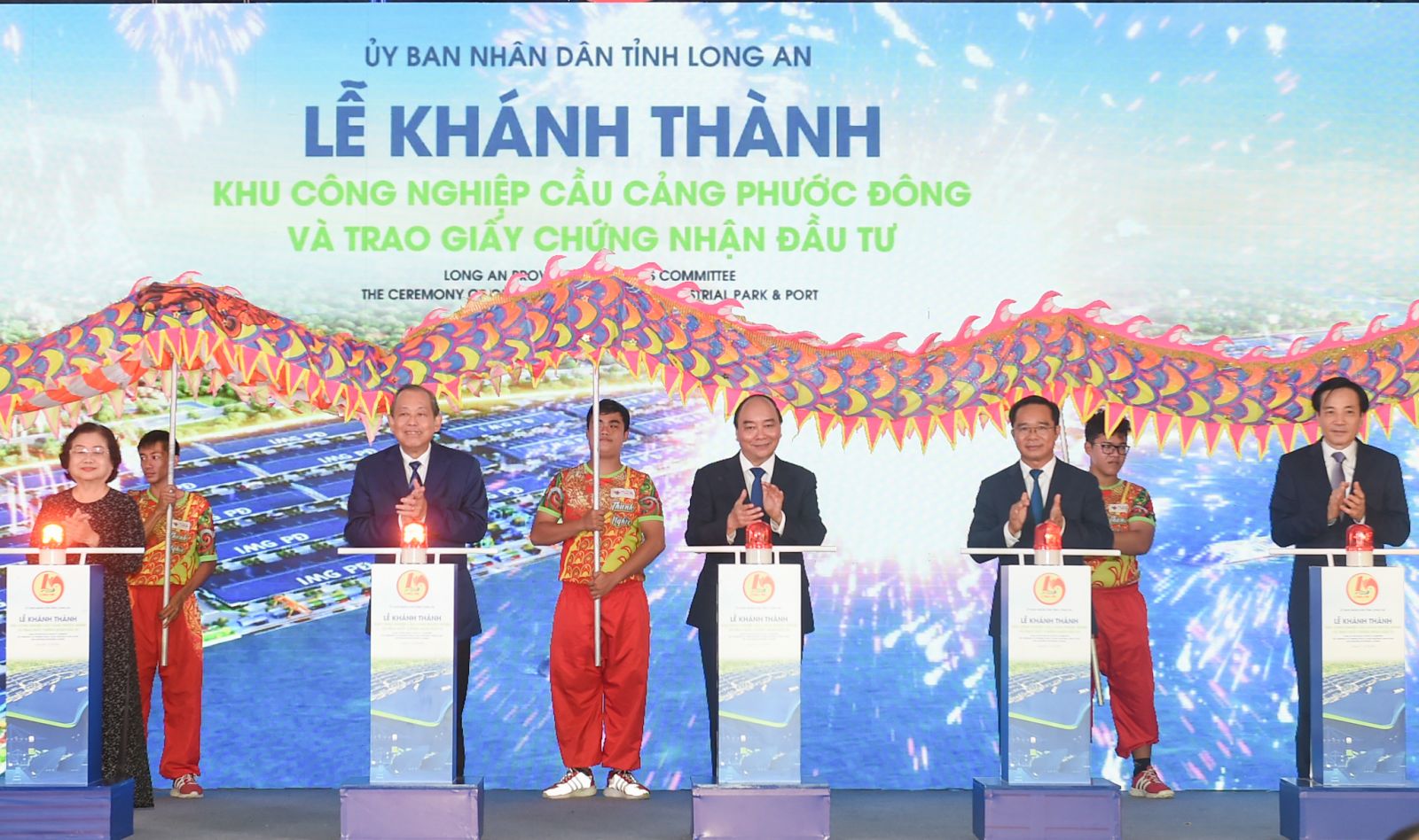 Thủ tướng Nguyễn Xuân Phúc, Phó Thủ tướng Trương Hòa Bình cùng các đại biểu dự Lễ khánh thành Khu công nghiệp Cầu cảng Phước Đông