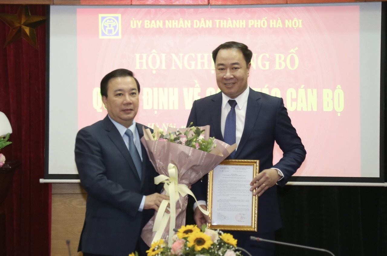 Phó Chủ tịch UBND TP Hà Nội Chử Xuân Dũng trao quyết định, tặng hoa chúc mừng ông Nguyễn Xuân Khánh 