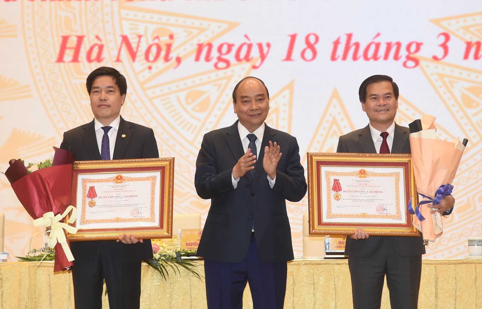 Thủ tướng nguyễn Xuân Phúc trao Huân chương Lao động cho các cá nhân.