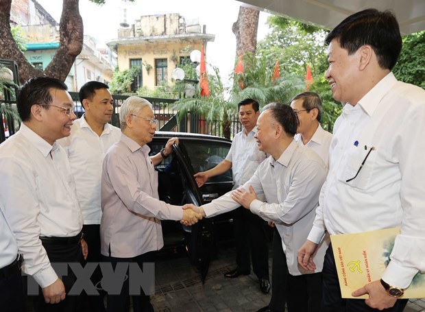 Tổng Bí thư, Chủ tịch nước Nguyễn Phú Trọng với các đại biểu tại buổi tiếp xúc cử tri các quận Hoàn Kiếm, Ba Đình và Tây Hồ.