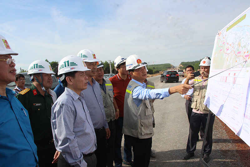 Bộ trưởng Nguyễn Văn Thể kiểm tra tiến độ Dự án Cao tốc Cam Lộ - La Sơn