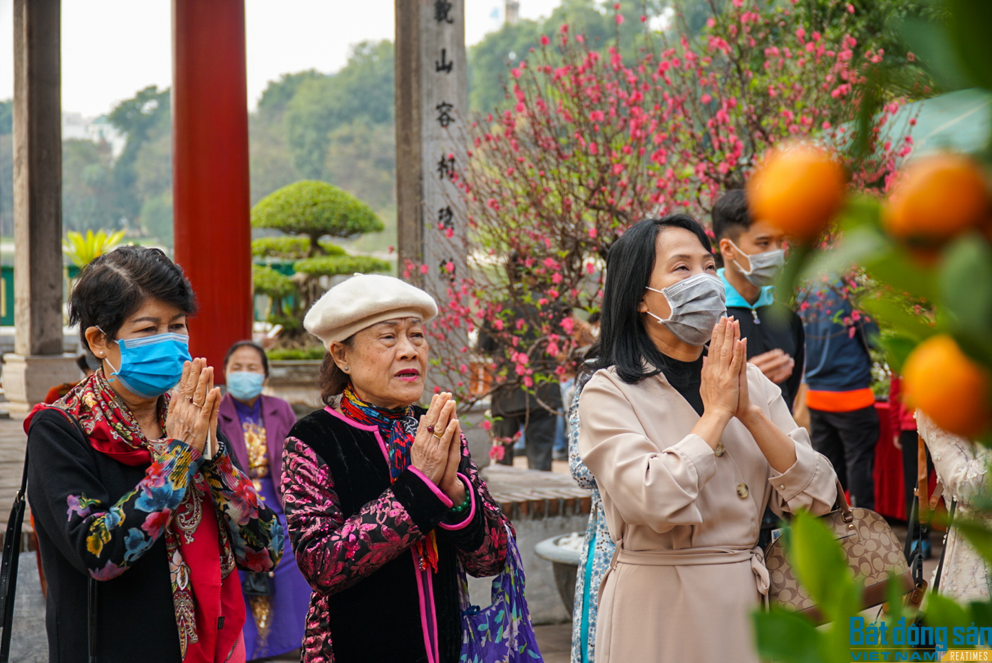 Người dân Thủ đô tuân thủ đeo khẩu trang khi đi lễ chùa mùng 2 Tết