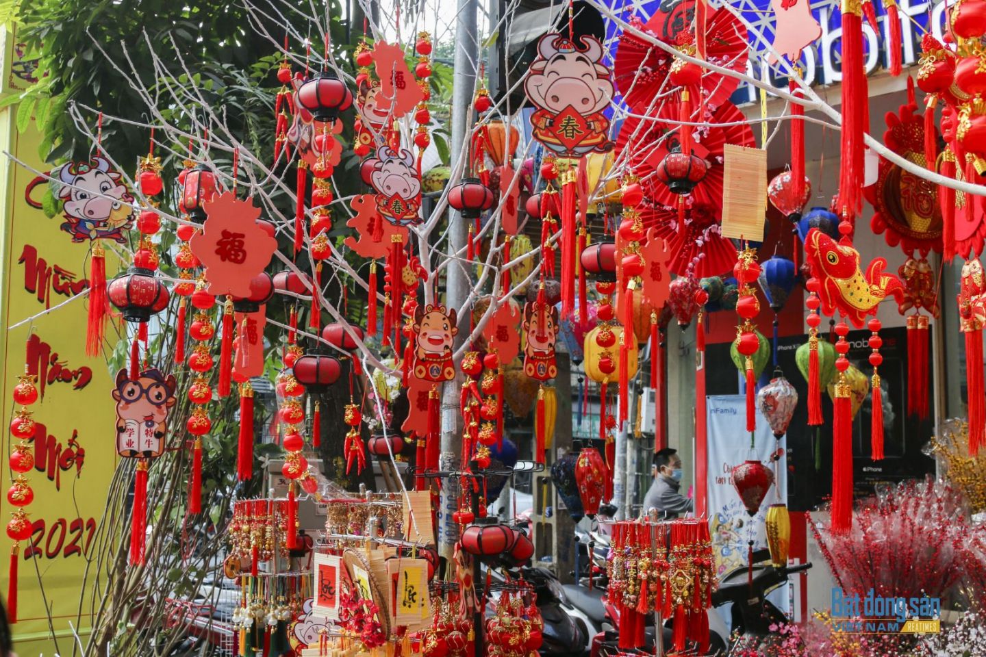 phố Hàng Mã nhuộm sắc đỏ cận Tết Tân Sửu 2021