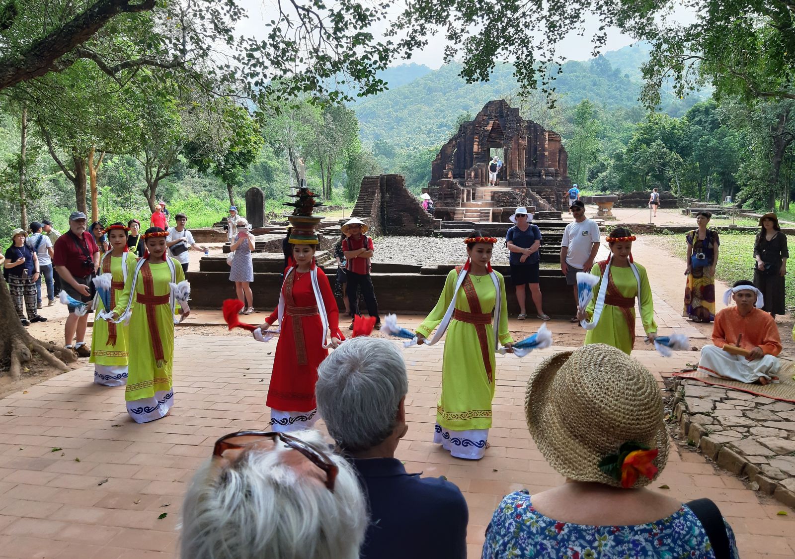 Du khách tham quan, trải nghiệm tại Di sản văn hóa thế giới Mỹ Sơn