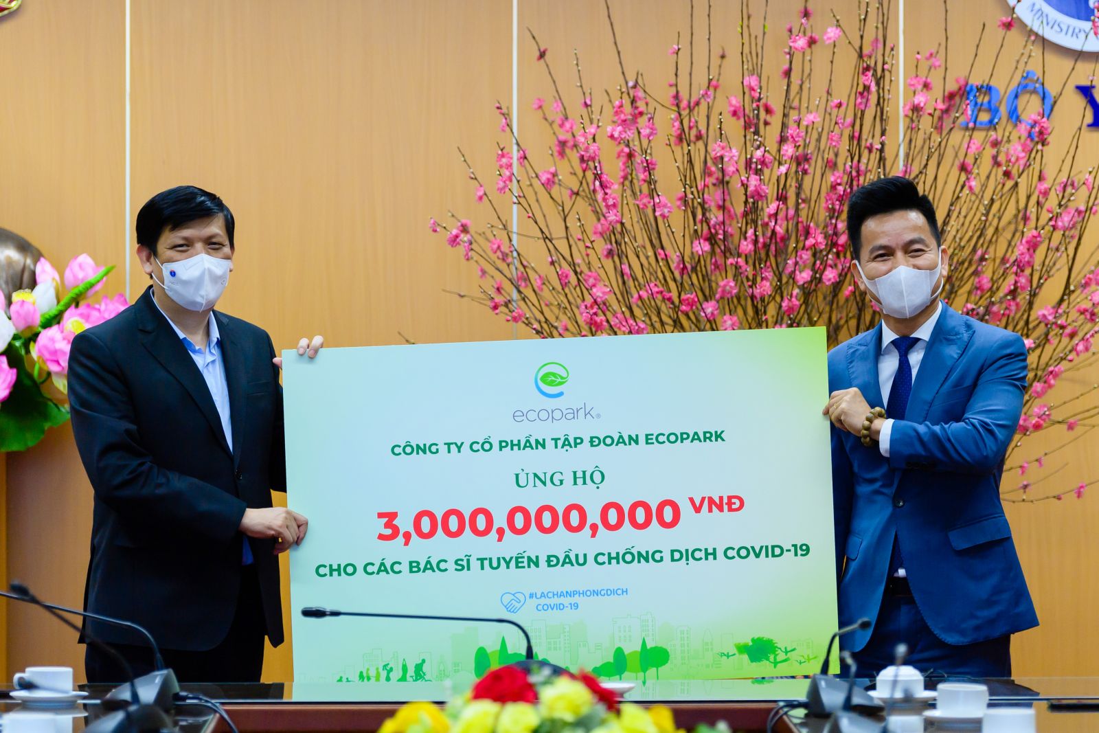 Ông Trần Quốc Việt – Tổng Giám đốc Ecopark (bên phải) trao tặng 3 tỉ đồng cho các bác sĩ tuyến đầu chống dịch COVID-19