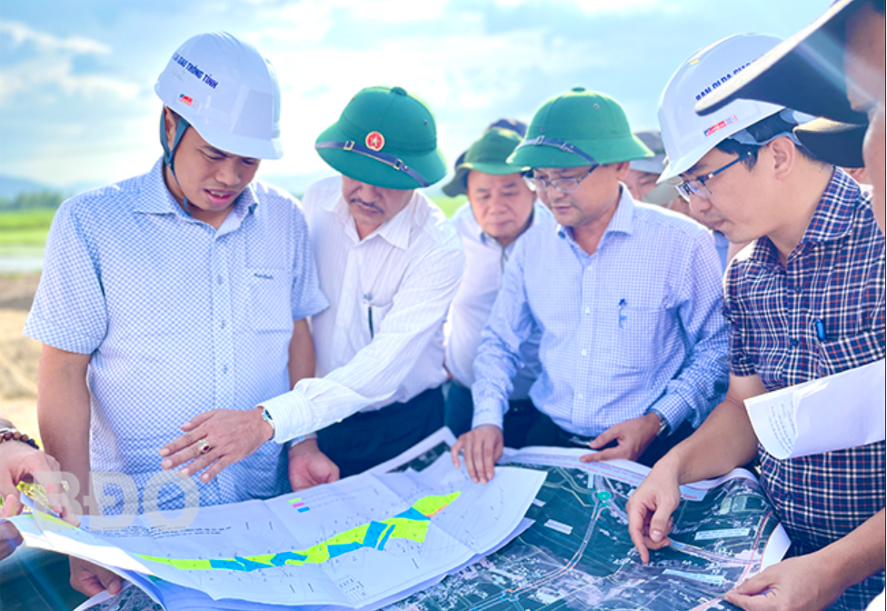 Phó Chủ tịch UBND tỉnh Nguyễn Tự Công Hoàng (thứ 2 từ phải sang) kiểm tra tiến độ thi công tuyến đường ven biển đoạn QL 1D - QL 19 mới
