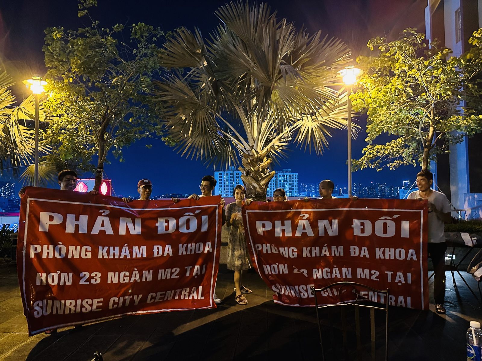 Cư dân treo băng rôn phản đối Bệnh viện Tâm Anh mở phòng khám dưới chung cư