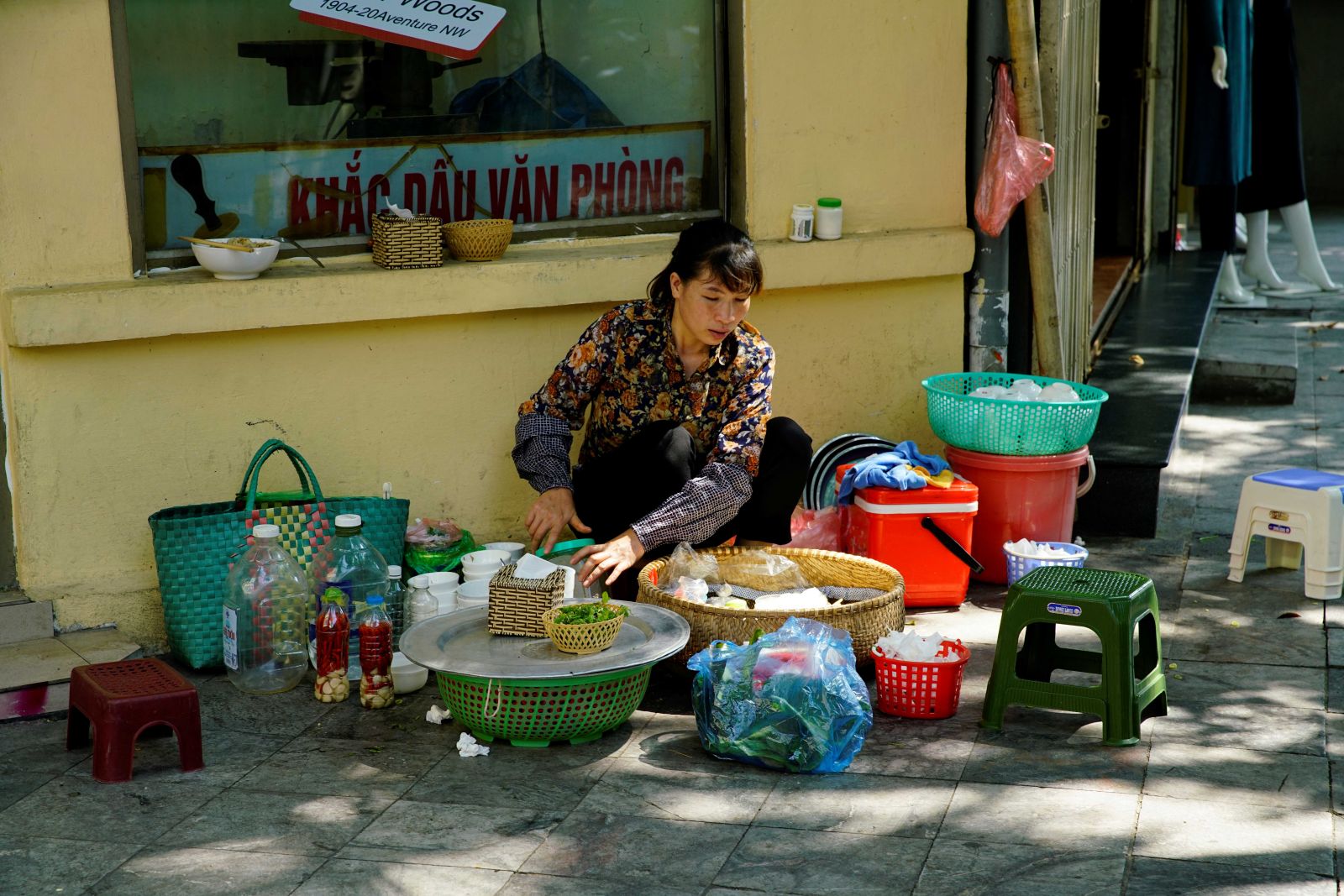 Con phố Hàng Gai với những mẹt ốc xu thân thuộc 50 năm trước giờ vẫn còn cô hàng bánh cuốn cà cuống nơi góc phố Tô Tịch