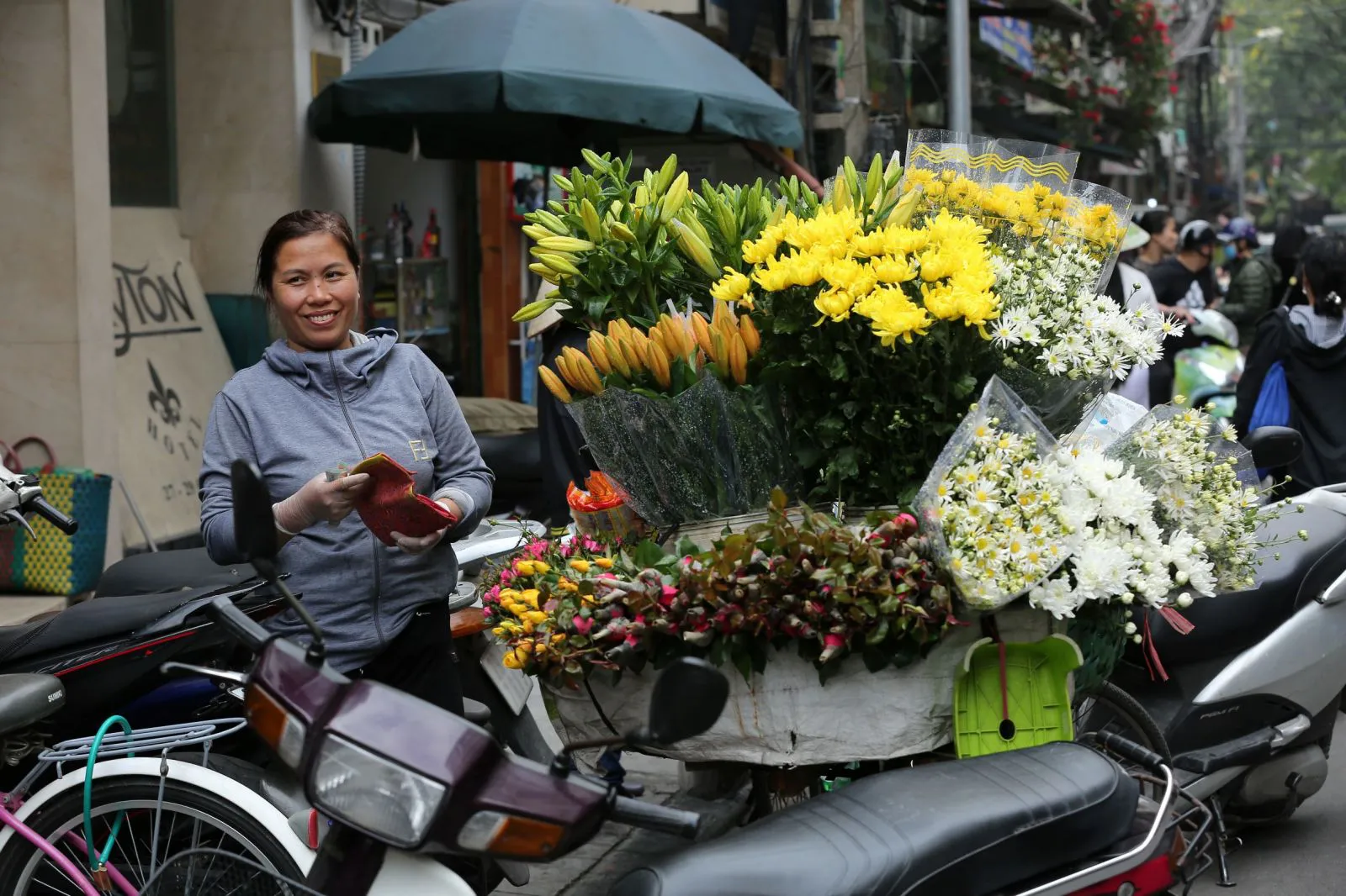 Xe bán hoa tươi trên phố Hà Nội
