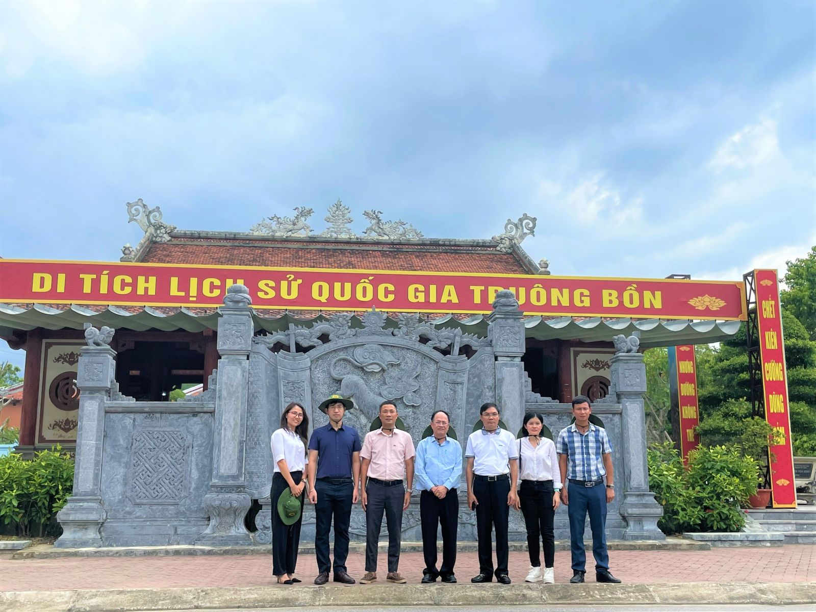 Đoàn công tác về tham quan và dâng hương tại Khu di tích lịch sử Truông Bồn (tỉnh Nghệ An).