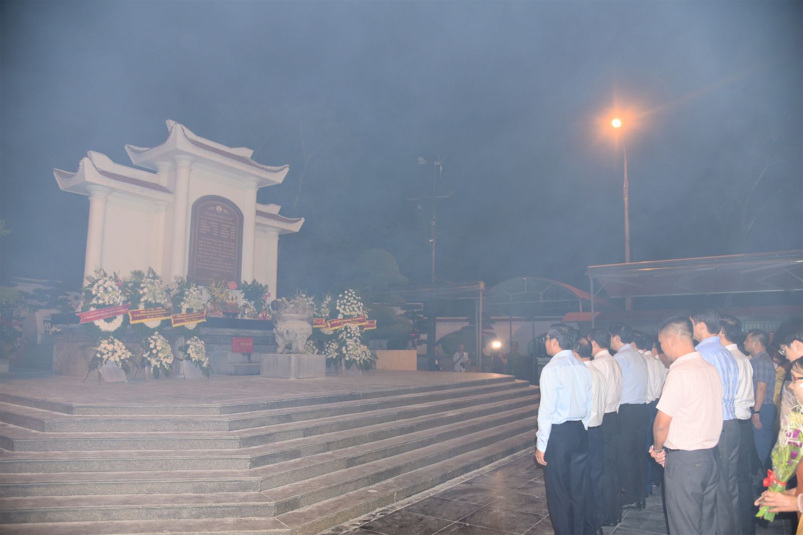 Đoàn công tác, cùng các đại biểu thành kính dâng hoa, dâng hương tại Khu di tích Ngã ba Đồng Lộc