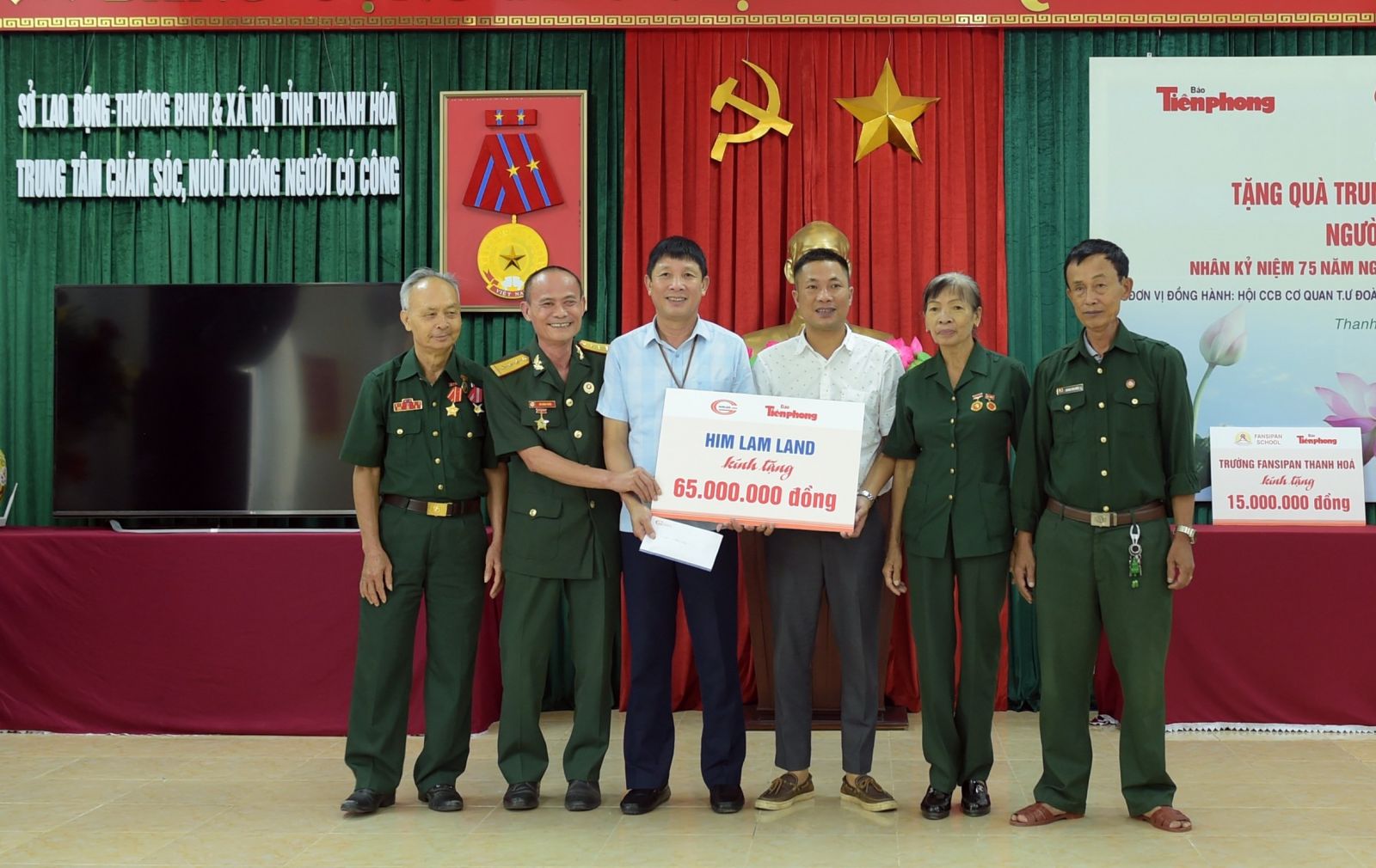 Đại diện Him Lam Land thăm hỏi và tặng quà tại Trung tâm điều dưỡng thương binh Thanh Hóa 