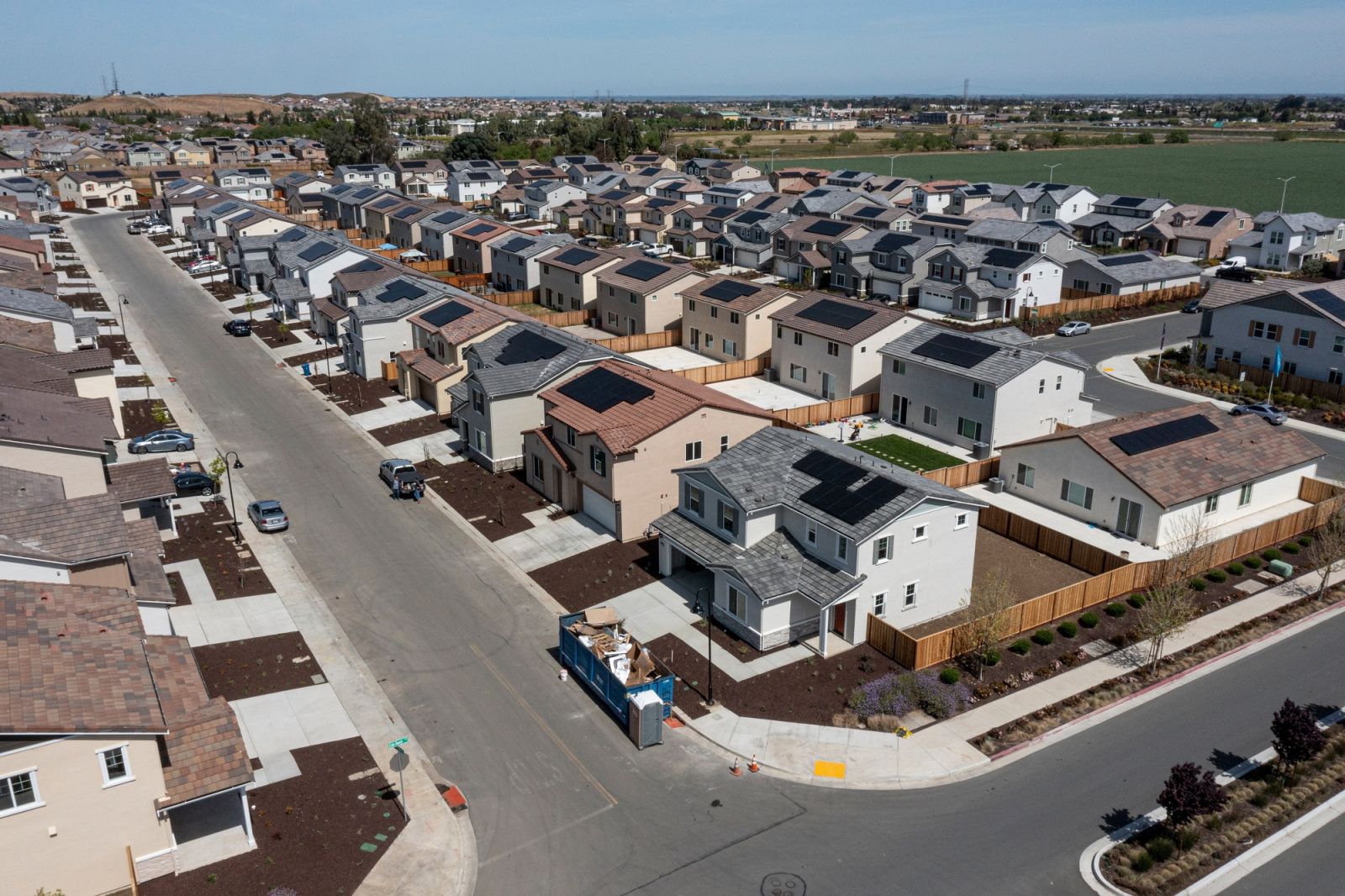Những ngôi nhà mới trong một khu phát triển nhà ở Antioch, California, vào tháng 3/2021. (Ảnh: David Paul Morris /Bloomberg)