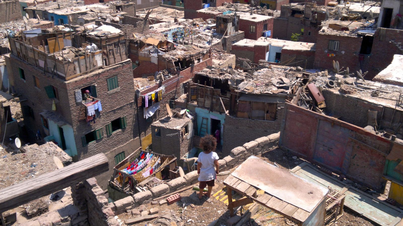 Tình trạng thiếu nhà ở tại Ai Cập, người dân phải sống tại các khu nhà xuống cấp. (Ảnh: Flickr User Tadamun)
