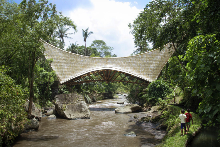 Cầu MILLENNIUM - là một minh chứng cho sức mạnh của tre. Đây là cây cầu tre lớn nhất ở châu Á, với nhịp 23 mét và phần mái ấn tượng lấy cảm hứng từ Minangkabau. (Ảnh: Courtesy of IBUKU)