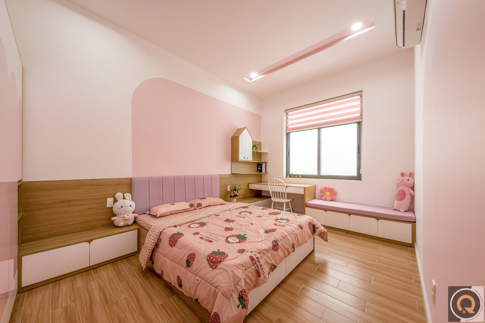 Phòng ngủ màu hồng.